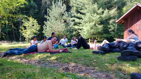 Membres couchés dans l'herbe