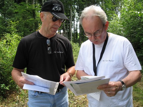 Membres lisant une carte