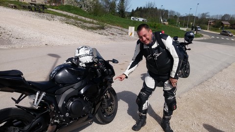 Tassoune qui montre le cligno de sa moto