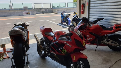 Motos