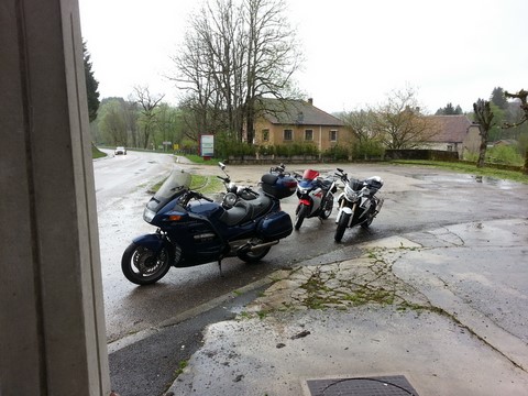 Motos sous la pluie