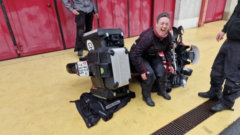 Membre soulevant une moto