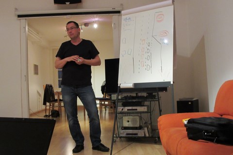 Tassoune qui donne une formation